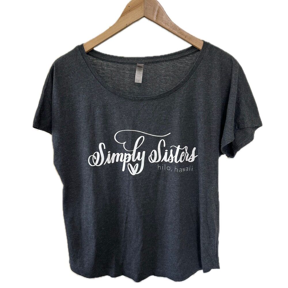 Simply Sisters Hilo Hawaii Signature Logo Crew Neck Hawaiian Tee T-Shirt M
